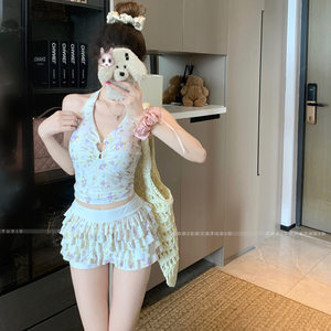 
Bikini high-end feeling pure and lustful floral sexy small breasts gathered to make you look slim and cover your flesh on the beach vacation split swimsuit women