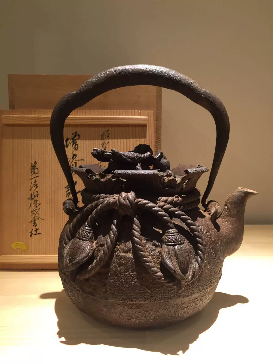 日本直邮龙文堂名人上田造房大正期宝袋形高浮雕老铁壶1.1L-Taobao