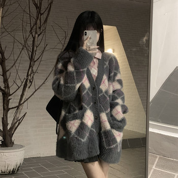 College Feng, Sweet Sweet Sweet Girl Putting on Mink Wool Sweat
