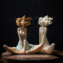 Creative Retro Girl Figurine, Light Luxury and Cute, Living Room Desktop Character Decoration, Niche Home Decor