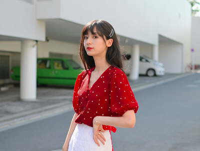 穿搭攻略:波点V领衬衫,甜美又减龄