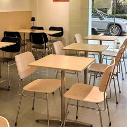 Natural Wood Color Cafe Table and Chair Set, Popular in Milk Tea and Coffee Shops, Ocean Board Table, Light Dining Shop Chairs, Commercial Use