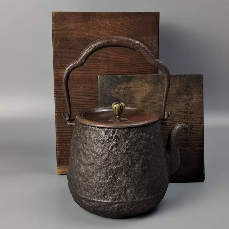 明治期大国寿朗名品鉄瓶 明治1868-1912·大国寿朗作造之金银镶嵌铁壶by Okuni Toshiro on