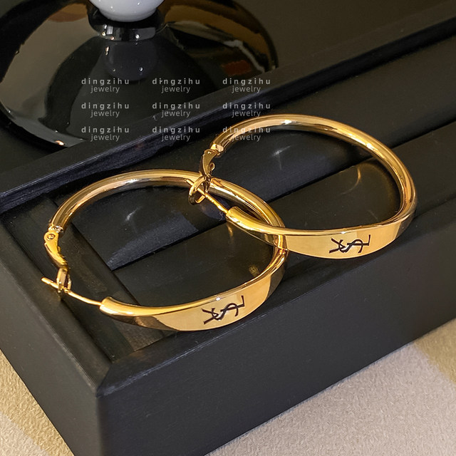 
Golden letters large circle earrings for women in Europe and America retro temperament high-end earrings exaggerated and atmospheric design earrings