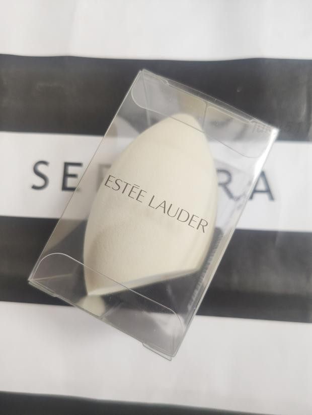 Estee Lauder Beige Beauty Egg — жидкая тональная основа скошенной формы, которую можно использовать как в сухом, так и влажном виде
