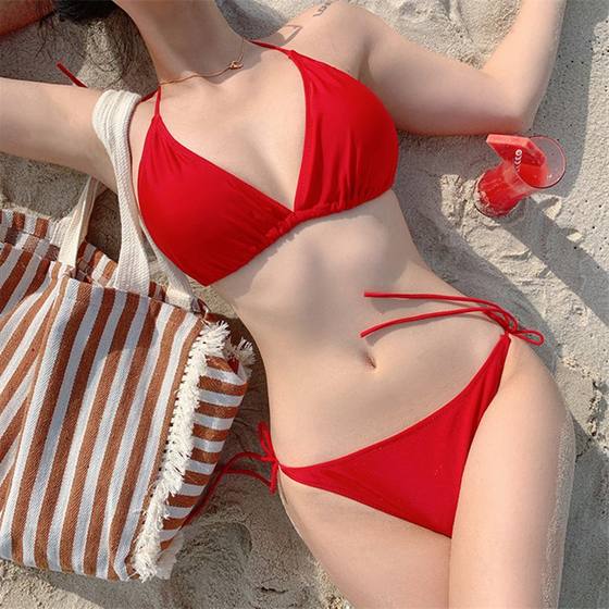 
Korean Ins vacation sexy straps bikini size breasts gathered hot girls with hottest three-point bikini swimsuit