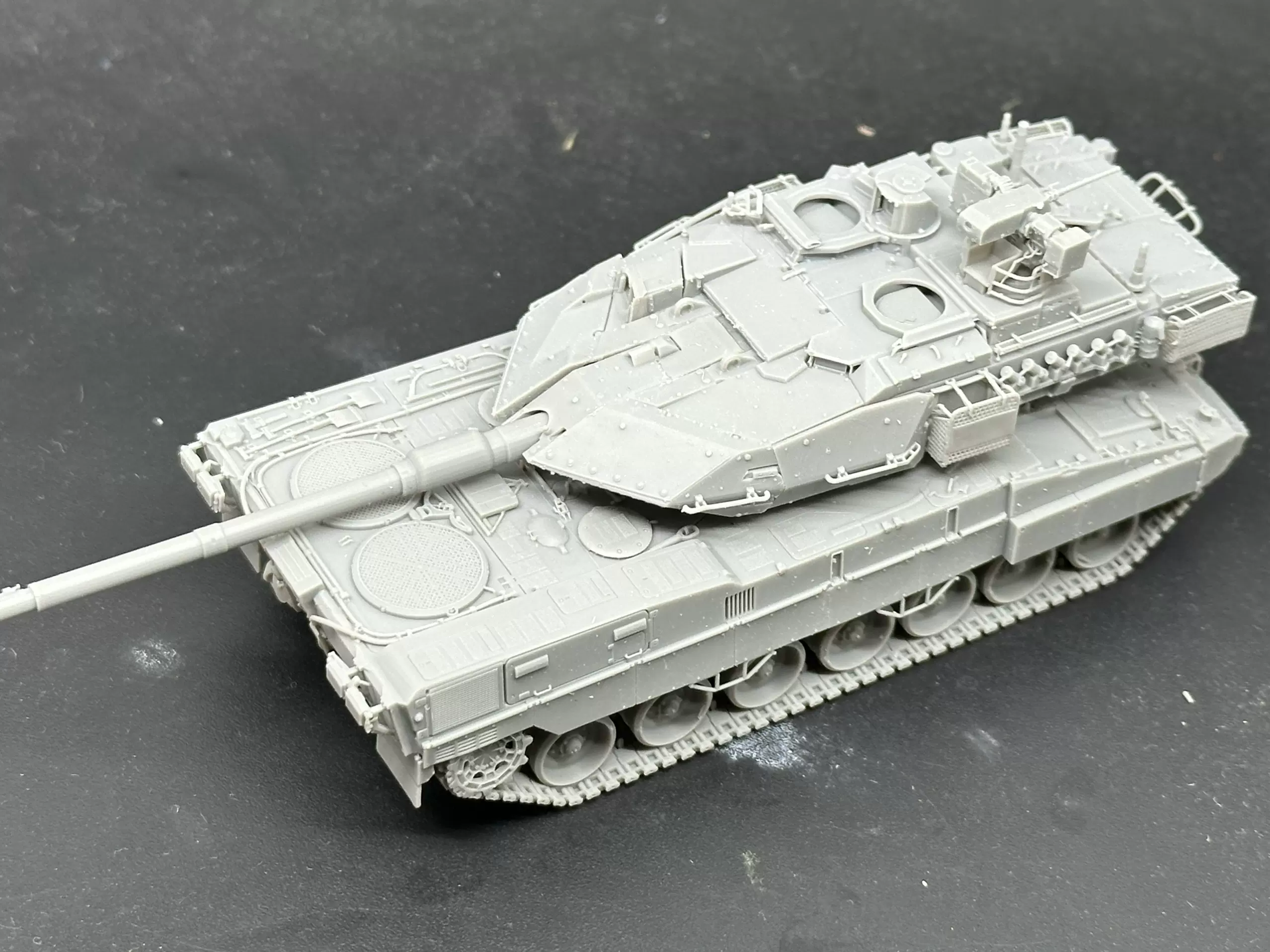 1/144 Canadian Army Leopard C2 Mexus main battle tank