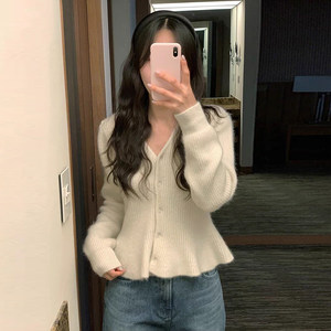 
Gentle style V-neck small-breasted ruffled hem sweater for women 2025 autumn new soft and waxy versatile knitted top