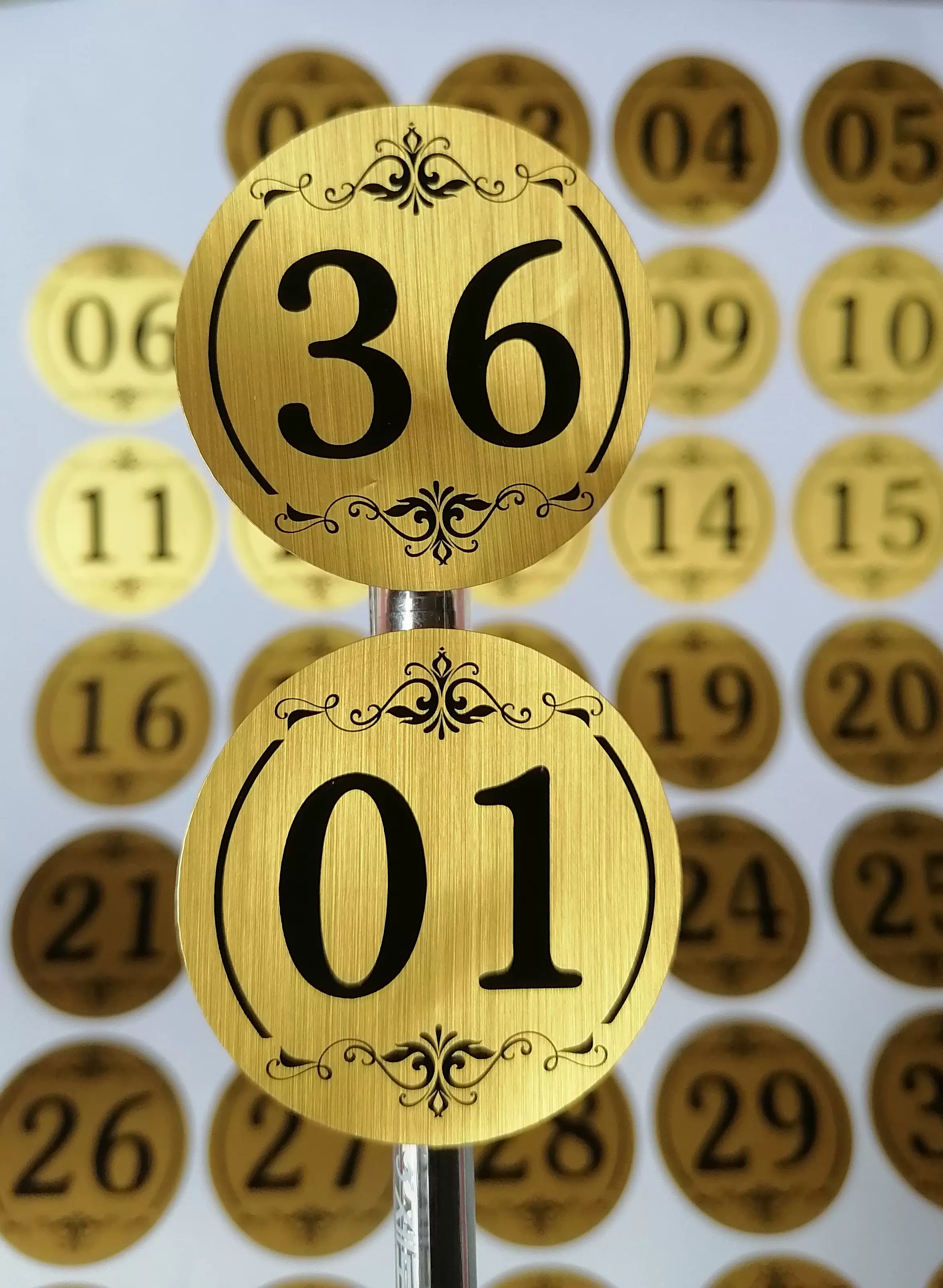 定制圆形防水拉丝金不干胶数字贴标签尺码贴号码封号标签