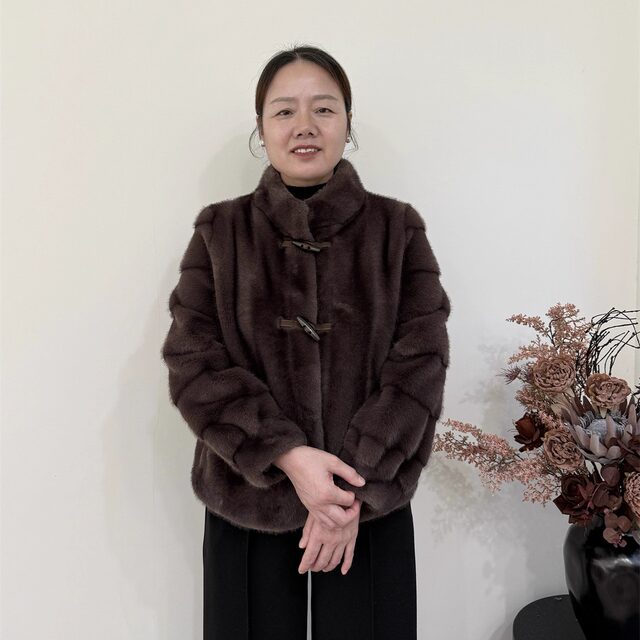 Middle-aged and elderly mothers' autumn and winter noble fur all-in-one coats, middle-aged women's winter warm and fashionable mink velvet coats