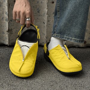
Niche design beach shoes for men, lightweight two-wear slippers, outdoor casual waterproof toe-toe sandals, breathable Birkenstock shoes