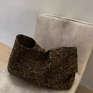 Japanese and Korean ins modern fashion small leopard print canvas bag lazy style casual large capacity student shoulder shopping bag
