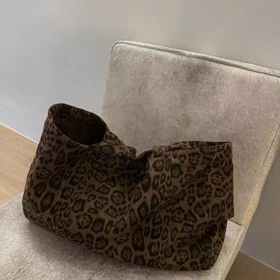Japanese and Korean ins modern fashion small leopard print canvas bag lazy style casual large capacity student shoulder shopping bag