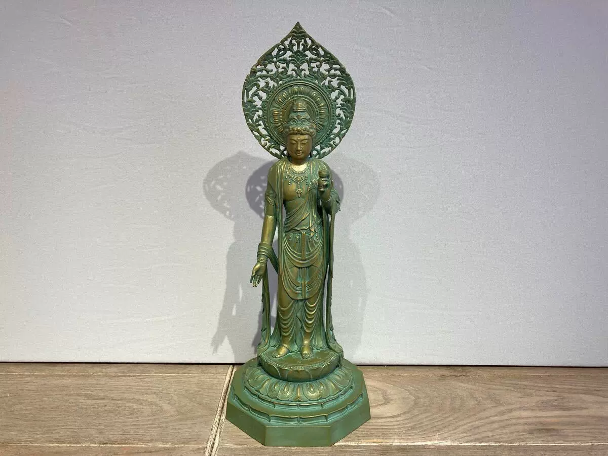 日本松久宗琳作老铜观音像，重1.13千克，高14厘米，宽9厘米。