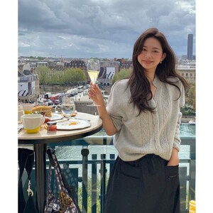 
Whoever wears it looks better~fever personal wear style~asymmetrical lace collar~French hollow yang wool knitted cardigan sweater