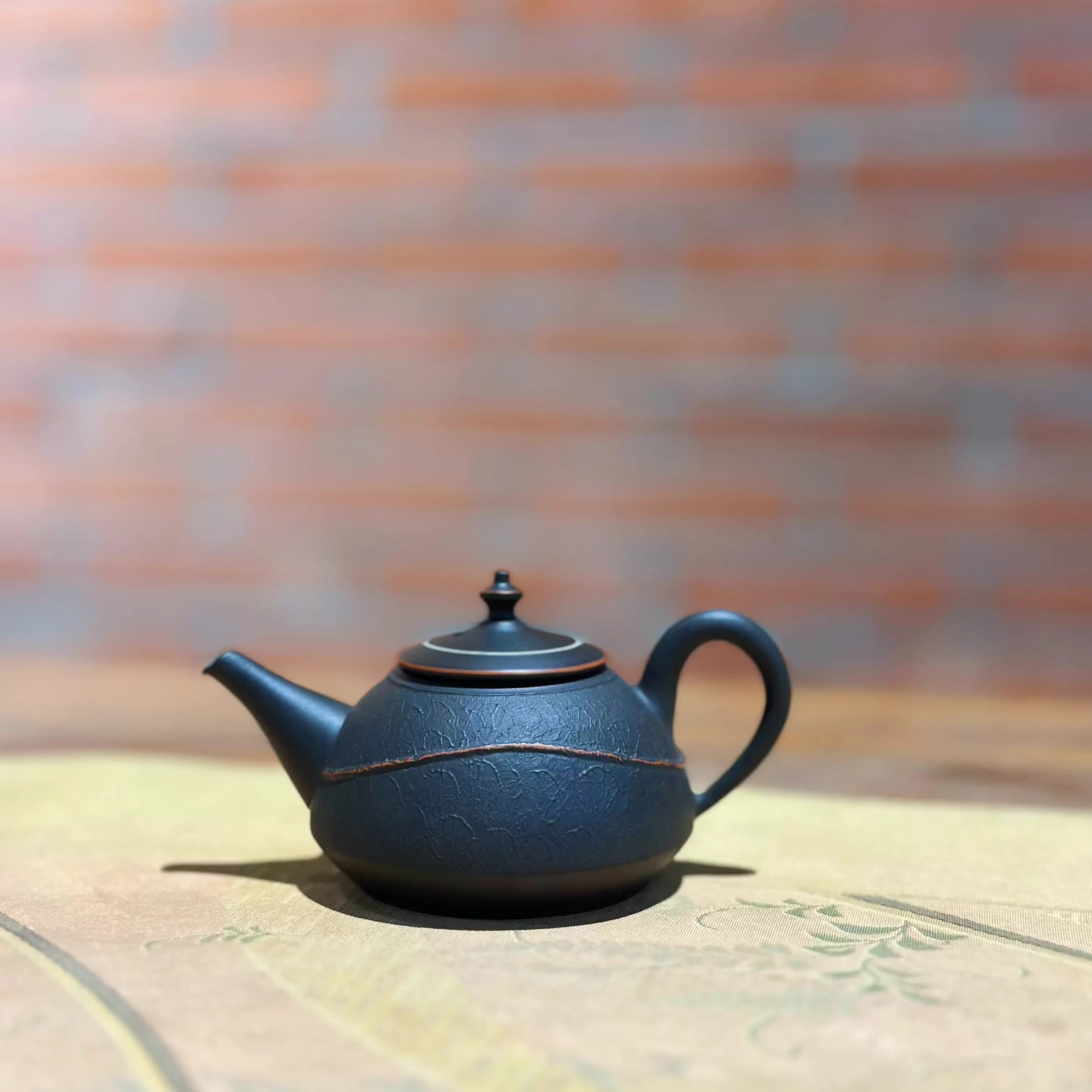 未使用 甚秋陶苑 沢田宝龍造 常滑焼 朱泥手造り 壺 常滑焼 甚秋陶苑(伊藤成二)作 朱泥嵐絞り茶壺 [東山堂煎茶器店