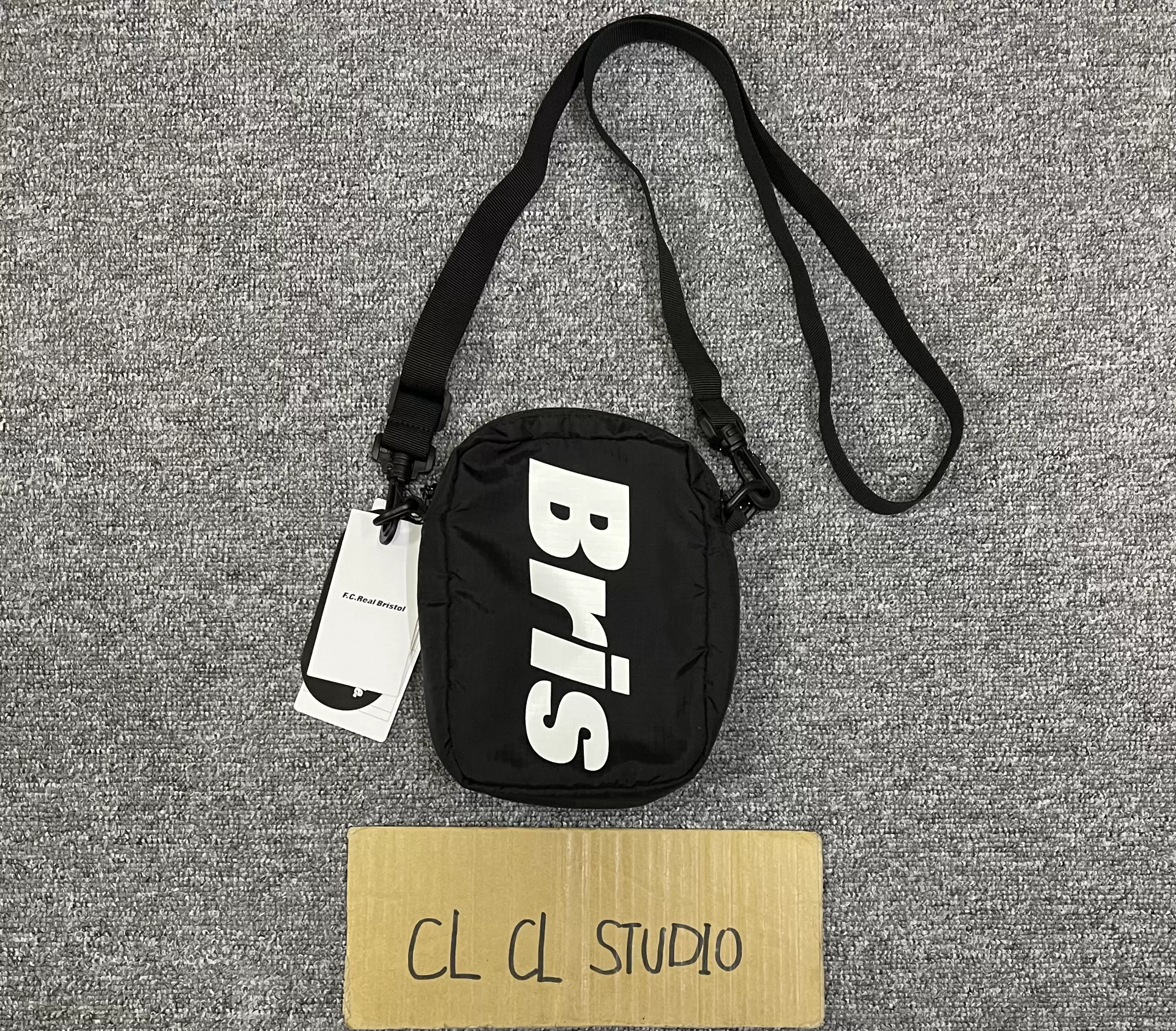 现货F.C.Real Bristol MINI SHOULDER BAG FCRB 23AW 斜挎小包-Taobao 