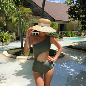 2021 new hollow new Korean sexy body, shoulder -shoulder exposed waist swimsuit hot spring vacation swimsuit female green and black
