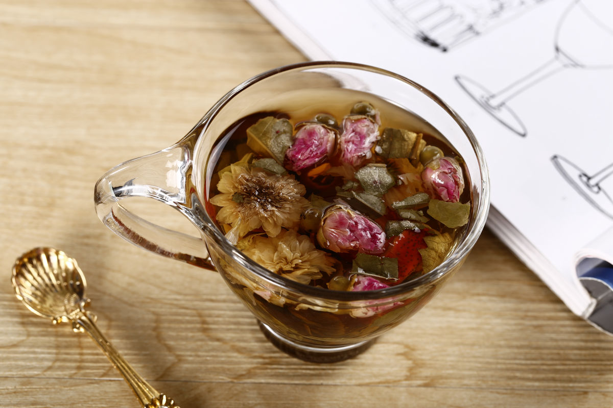 玫瑰花的花瓣来泡茶对于妹子们是有多方面的保养作用的,而且荷叶的