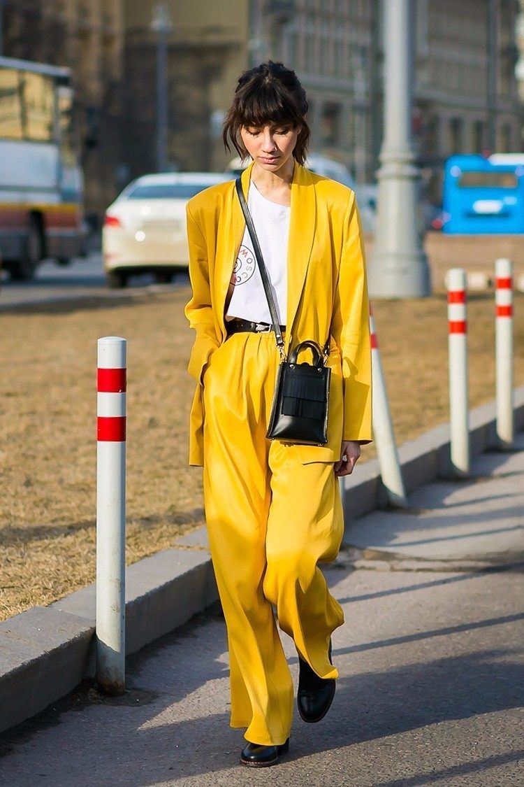 黄色衣服点亮冬季穿搭,走在街头活力四射 - 美优享 - 美丽优品分享好
