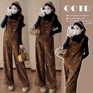 
Original 2025 knitted bottoming + embroidered overalls maternity fashion two-piece suit