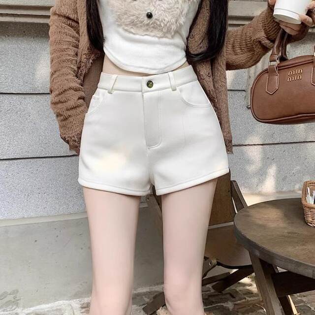 White straight-leg shorts for women in spring and summer 2025 new slim fit and slim small high-waisted casual hot girl A-line hot pants