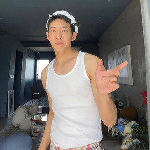 Jing Bairan in the same summer thin pure cotton white vest skirt skirt slimming bottom sleeveless T -shirt trendy casual man