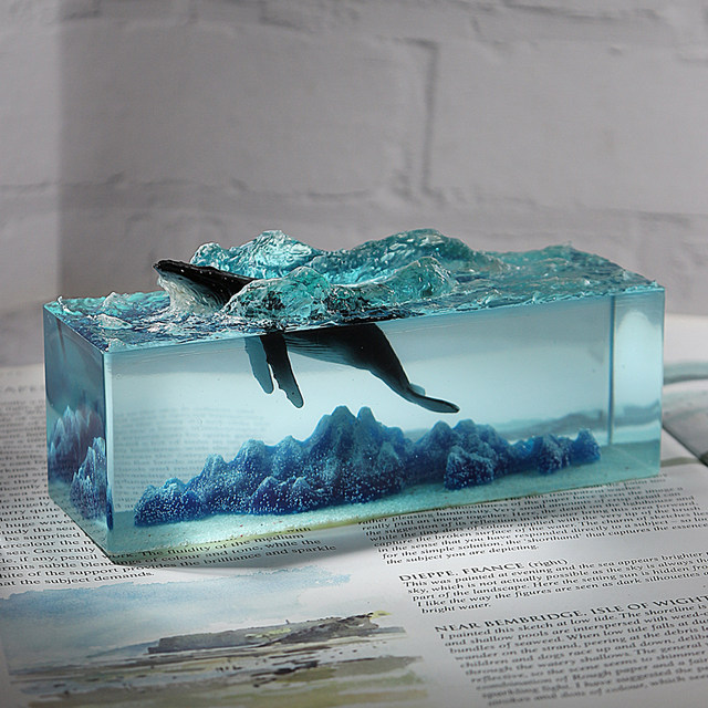 Blue Mountain whale carts healing a couple birthday gift, marine whale USB night light night light resin desktop ornament
