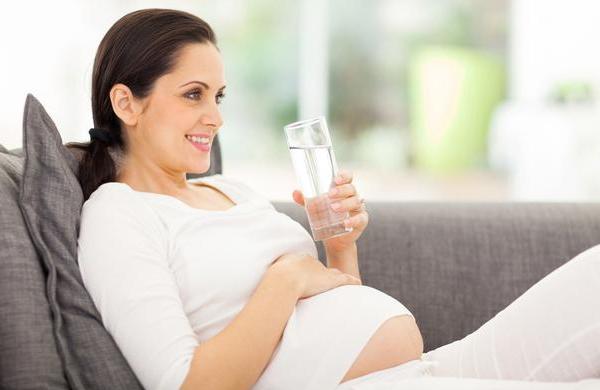 教你如何控制孕期饮水量，适量喝才对