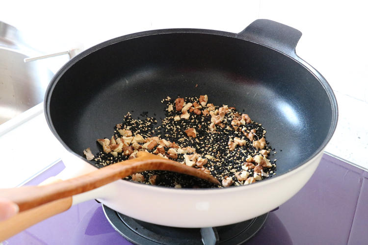 补血小零食,女人爱的核桃芝麻糖(图5) 补血小零食,女人爱的核桃芝麻糖(图5)