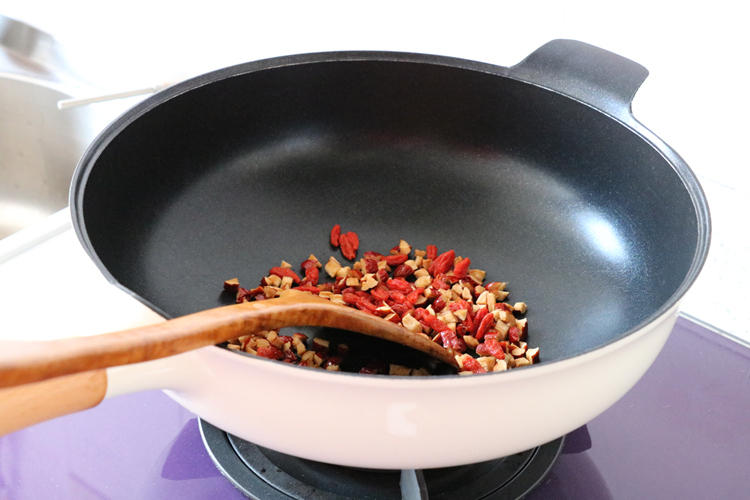 补血小零食,女人爱的核桃芝麻糖(图3) 补血小零食,女人爱的核桃芝麻糖(图3)