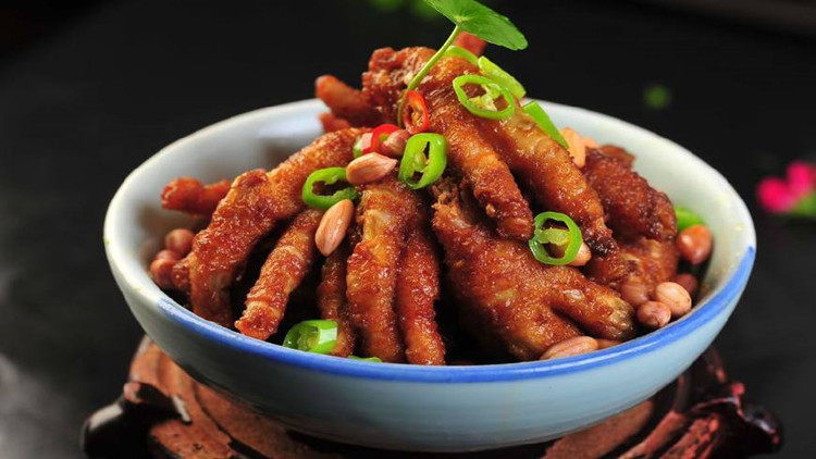 用料:鸡爪, 小米椒 ,八角 ,姜 ,冰糖, 油 ,盐, 生抽, 陈醋, 鸡精