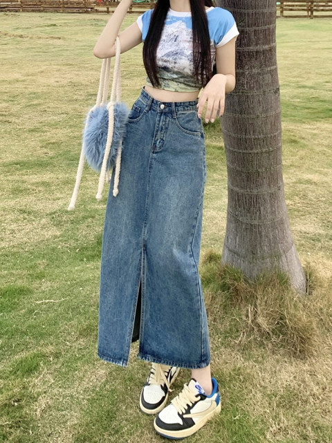 Retro denim skirt for women in summer 2025 new high-waist loose slim A-line slit straight hip skirt
