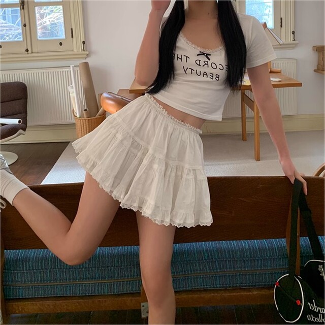 French retro white skirt for women in spring and autumn, outer wear, A-line cake skirt, lace high-waist temperament short skirt