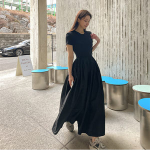 Black Hepburn style short-sleeved knitted splicing dress for women in spring and summer high-quality French high-waisted long skirt
