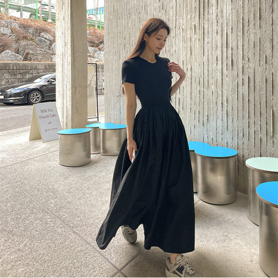 Black Hepburn style short-sleeved knitted splicing dress for women in spring and summer high-quality French high-waisted long skirt
