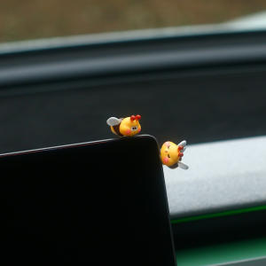 
Cute little bee Tesla center console screen ornament healing cartoon car doll in-car toy to reduce stress