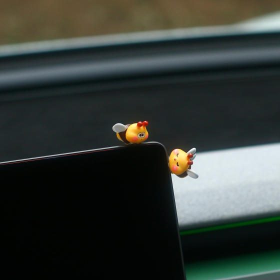 
Cute little bee Tesla center console screen ornament healing cartoon car doll in-car toy to reduce stress
