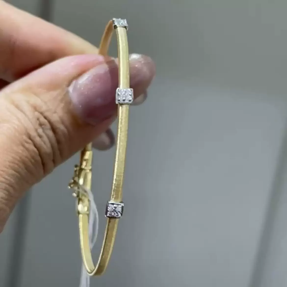 周生生Marco Bicego黄金弦线窄版3钻钻石手镯手链18K拉丝工艺