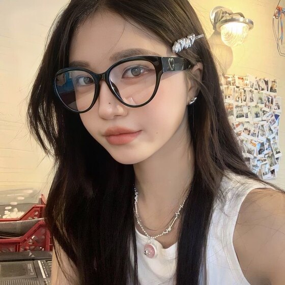 Retro black frame cat eye love flat glasses rack can be equipped with close vision glasses, face -to -face small mirror frame round frame hot push tide