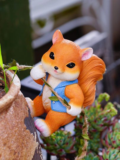 樹脂製リスが木を登るオーナメント - 屋外ガーデンデコレーション