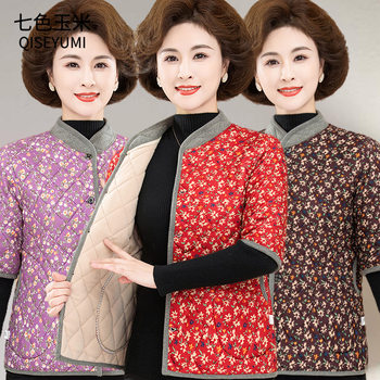 Women with middle-aged and elderly people in autumn and winter
