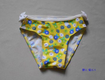 Picking up the baby, the child Bikini swimsuit girl flat corner
