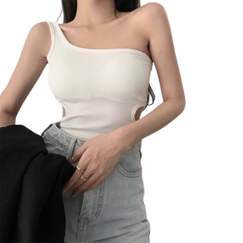 The new oblique shoulder suspender vest female model in summer, the bottom slimming, wearing the design sense, the niche short shoulder top
