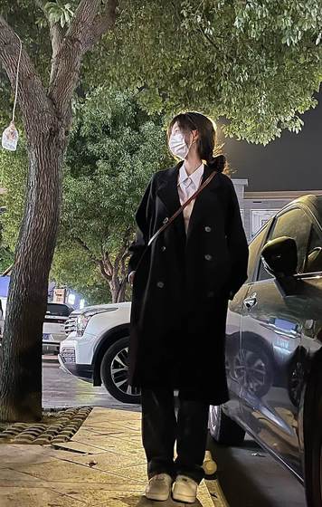 Black woolen coat Korean is thin and small, temperament, high -level high -level high -level high -level niche thick suit outer jacket girl