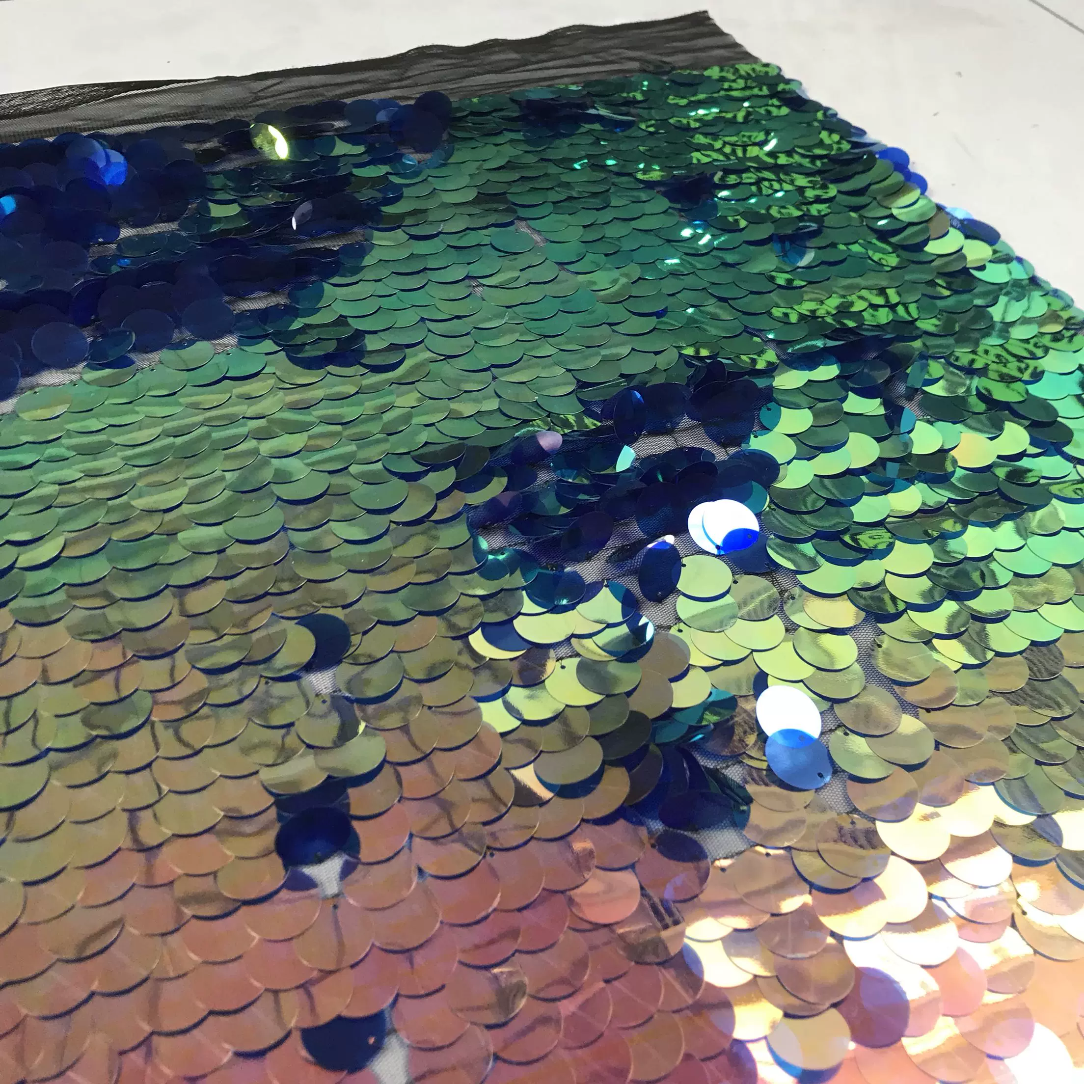 特价2厘米幻彩紫金色大亮片鱼鳞片布料面料礼服服装主题