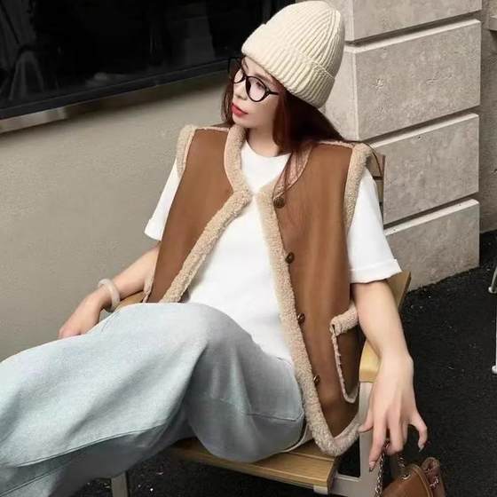 2025 autumn and winter new style reversible lamb fur one-piece vest women's vest leather vest versatile outer wear 89025