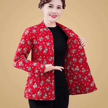 
Middle-aged and elderly ladies wear warm jackets