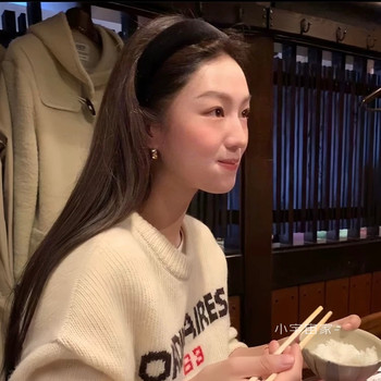 Correct version of Anna's same black thin velvet headband