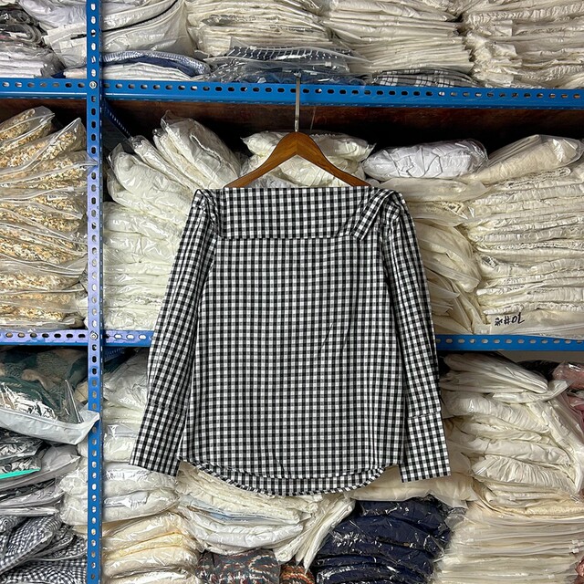 Retro black and white plaid one-length neck long-sleeved shirt for women in spring 2025 new mid-length slim pullover shirt
